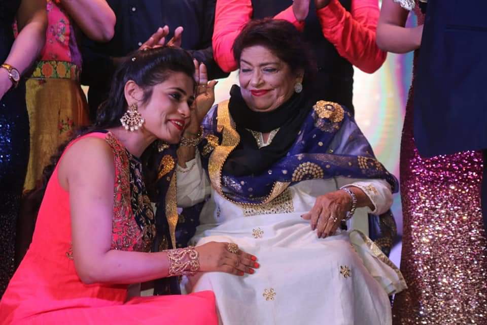 “Mahaguru Saumya Gupta” Awarded By Bollwood legend Master “Saroj Khan ji” (2 Nov 2018)