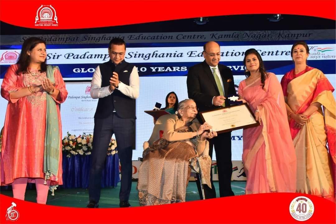 Felicitated  by Chairman of SPSEC Mrs. Manorama Singhania, Abhishek Singhania & Varsha Singhania. ‘Padmanjali ‘- 2022 Annual Function SPSEC 11 Dec 2022.